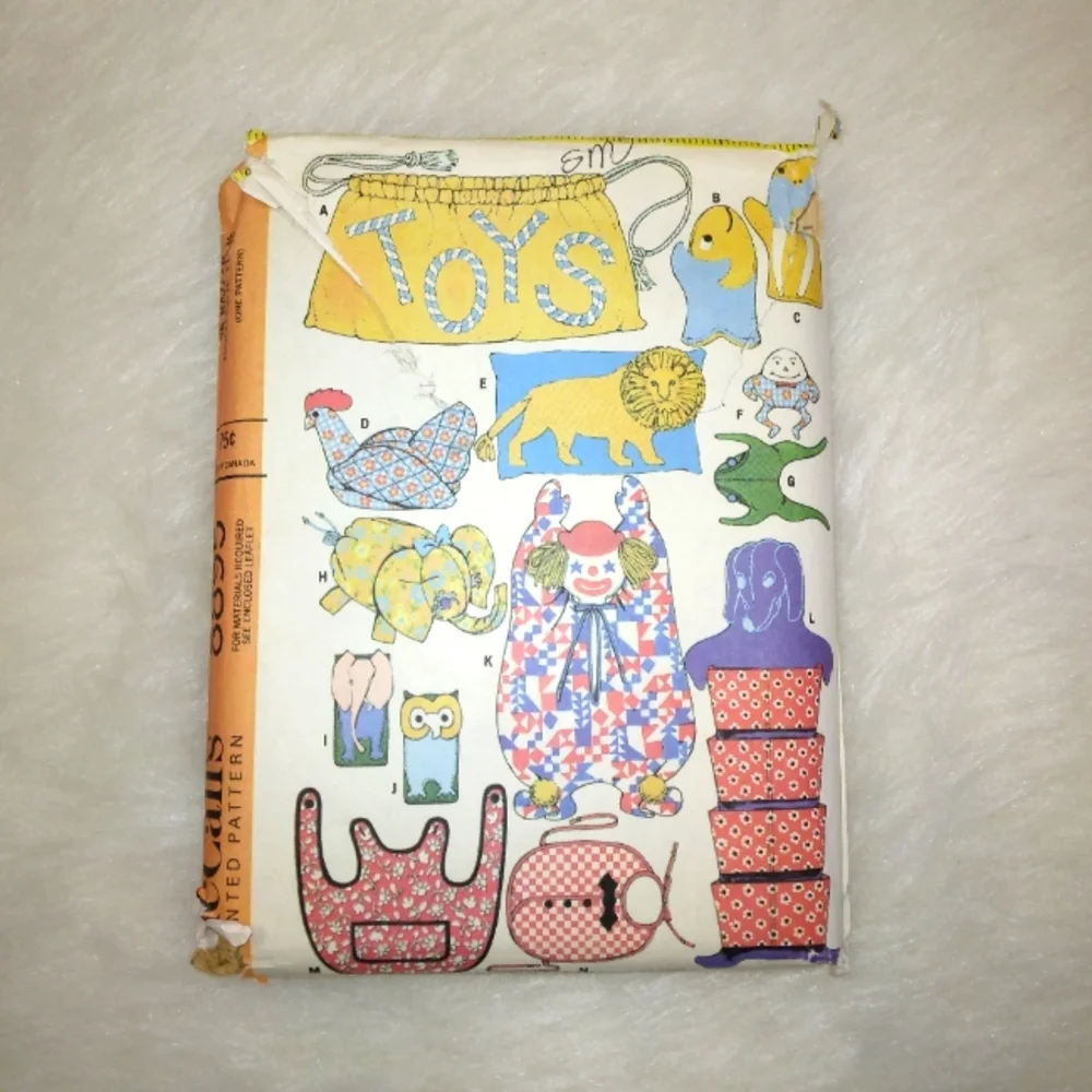 VINTAGE  McCall's 8895 25 Bazaar Boutique Items, c. 1967, new and uncut